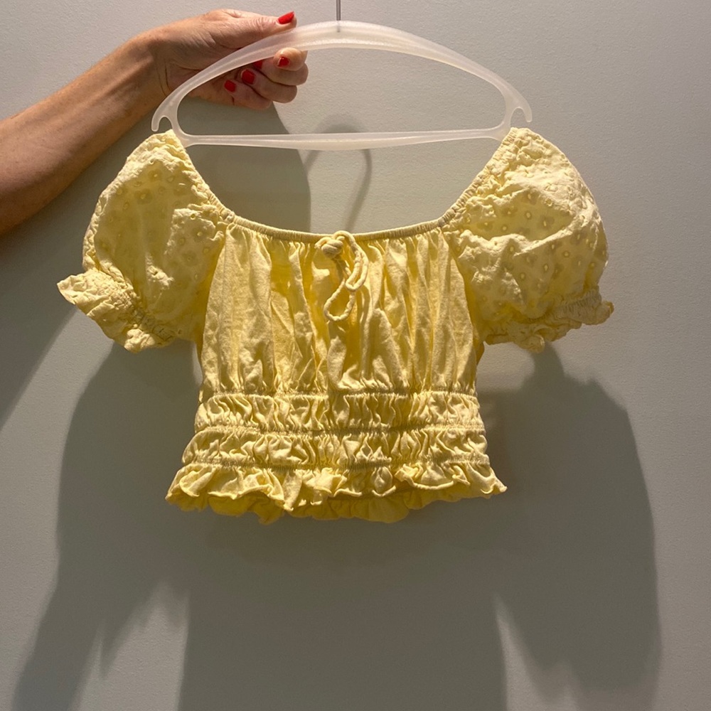 Girls yellow puffy sleeved shirt